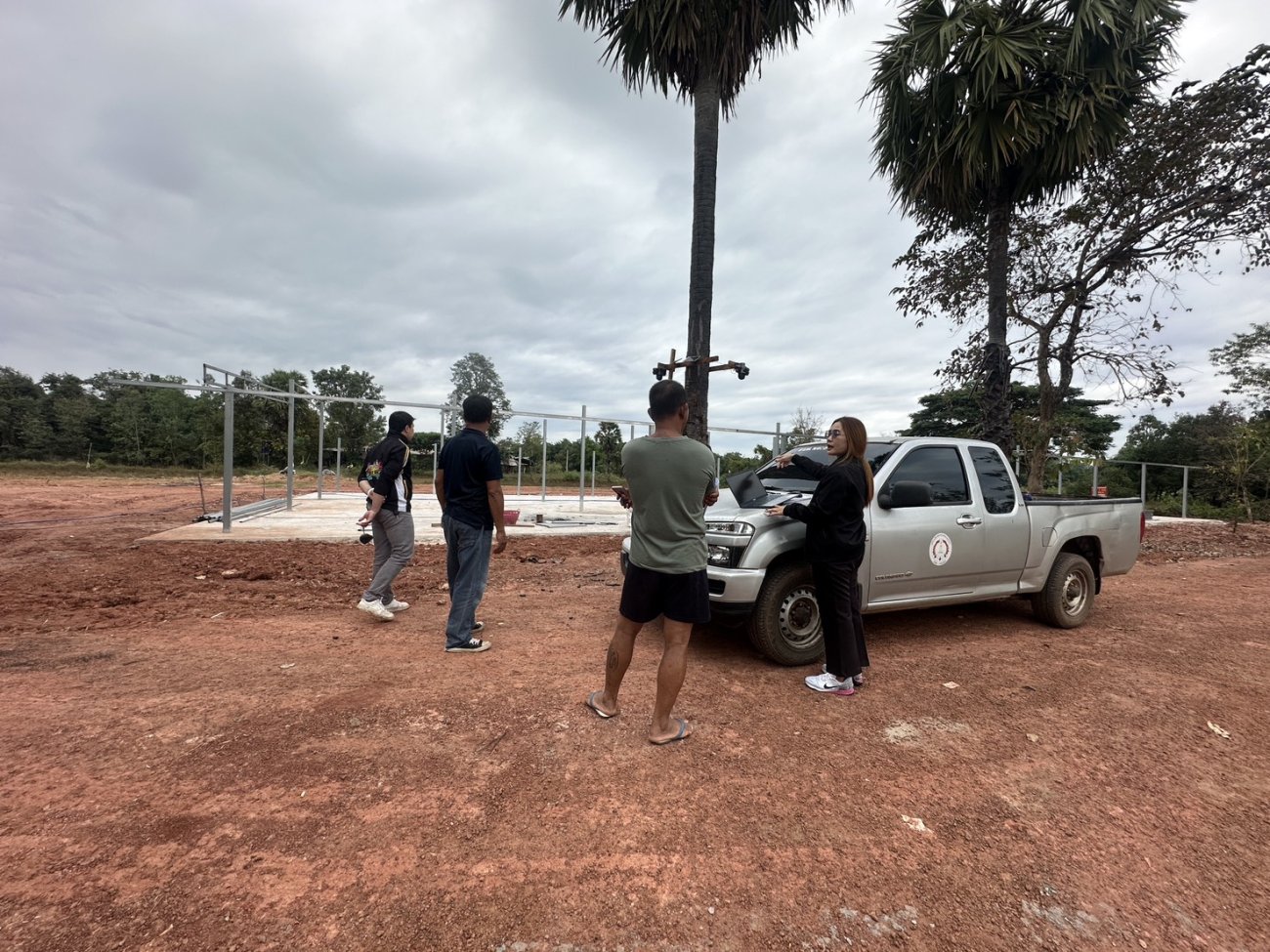 วันที่ 17 พฤศจิกายน 2568 องค์การบริหารส่วนตำบลพระธาตุบังพวน โดย กองคลัง มอบหมายให้ พนักงาน อบต. งานจัดเก็บรายได้ ลงพื้นที่ออกสำรวจข้อมูลโครงการจัดทำแผนที่ภาษีและทะเบียนทรัพย์สิน หมู่ที่ 4