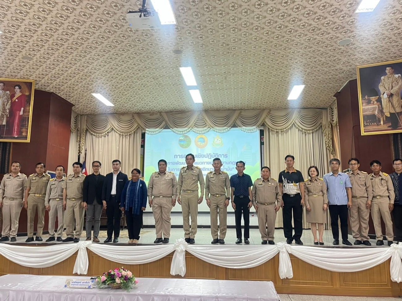 นายกองค์การบริหารส่วนตำบลพระธาตุบังพวน เข้าร่วมพิธีเปิดและการอบรมเชิงปฏิบัติการ “แนวทางพัฒนาและแนวทางปฏิบัติตามกฎหมายในการนำขยะพลาสติกมากลั่นน้ำมัน” ภายใต้โครงการบริหารจัดการขยะ ประจำปีงบประมาณ พ.ศ. 2569 ซึ่งจัดโดย องค์การบริหารส่วนจังหวัดหนองคาย ร่วมกับ สำนักงานทรัพยากรธรรมชาติและสิ่งแวดล้อมจังหวัดหนองคาย โดยมี นายไพฑูรย์ มหาชื่นใจ เป็นประธานในพิธีเปิด ณ ห้องประชุมร่มไทร องค์การบริหารส่วนจังหวัดหนองคาย จังหวัด หนองคาย