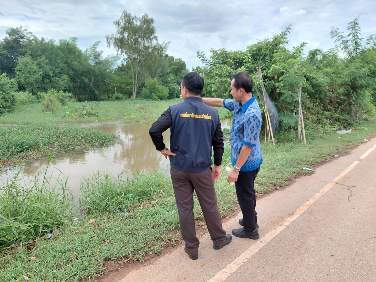 นายพิทักษ์ สุระถิตย์ นายกองค์การบริหารส่วนตำบลพระธาตุบังพวน ร่วมกับ สำนักงานป้องกันและบรรเทาสาธารณภัยจังหวัดหนองคาย ลงพื้นที่สำรวจและติดตามสถานการณ์ ภัยน้ำท่วม (อุทกภัย) บริเวณพื้นที่ หมู่ที่ 5 บ้านดอนหมู