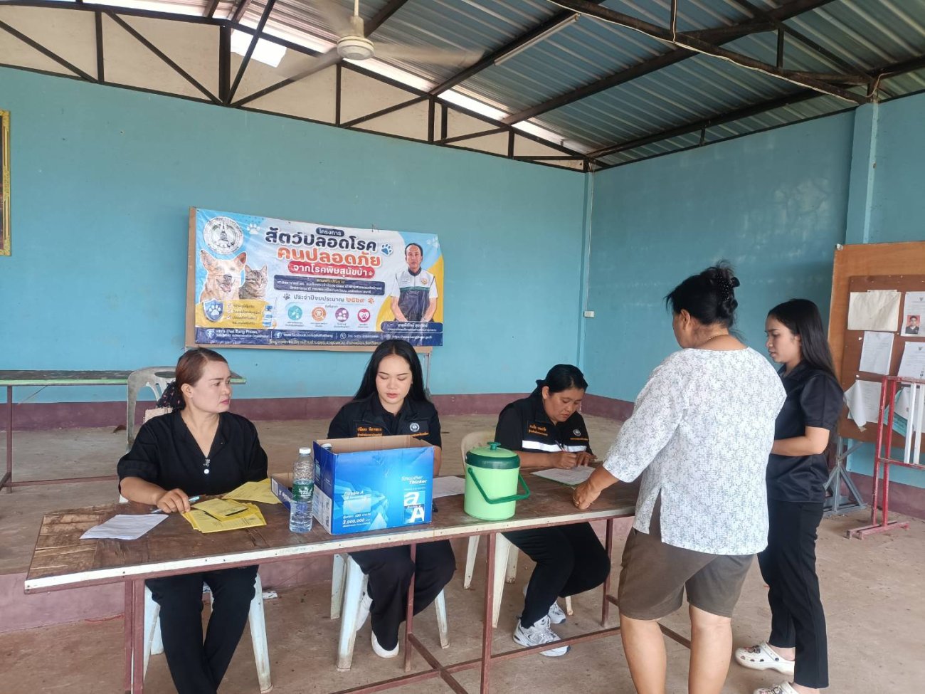 วันที่ 10 สิงหาคม 2569 เจ้าหน้าที่กองสาธารณสุขและสิ่งแวดล้อม องค์การบริหารส่วนตำบลพระธาตุบังพวน พร้อมด้วยคณะทำงานโครงการฯ และได้รับความอนุเคราะห์จากเจ้าหน้าที่ปศุสัตว์อำเภอเมืองหนองคาย ลงพื้นที่ดำเนินงานตามแผนปฏิบัติงาน ณ หมู่ที่ 5 และหมู่ที่ 6 ภายใต้ โครงการสัตว์ปลอดโรค คนปลอดภัย จากโรคพิษสุนัขบ้า ตามพระปณิธานศาสตราจารย์ ดร.สมเด็จพระเจ้าน้องนางเธอ เจ้าฟ้าจุฬาภรณวลัยลักษณ์ อัครราชกุมารี กรมพระศรีสวางควัฒน วรขัตติยราชนารี ประจำปีงบประมาณ พ.ศ. 2569