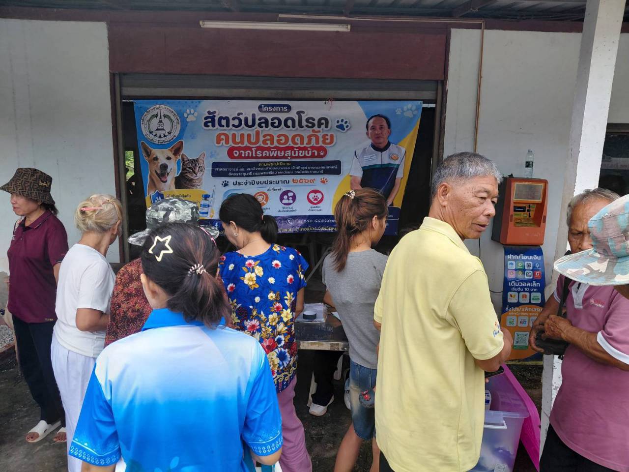 วันที่ 11 สิงหาคม 2569 เวลา 09.00 น. องค์การบริหารส่วนตำบลพระธาตุบังพวน ลงพื้นที่ดำเนินงาน  โครงการสัตว์ปลอดโรค คนปลอดภัย จากโรคพิษสุนัขบ้า ตามพระปณิธานศาสตราจารย์ ดร.สมเด็จพระเจ้าน้องนางเธอ เจ้าฟ้าจุฬาภรณวลัยลักษณ์ อัครราชกุมารี กรมพระศรีสวางควัฒน วรขัตติยราชนารี ประจำปีงบประมาณ พ.ศ. 2569  ตามแผนการปฏิบัติงาน ณ หมู่ที่ 7 และหมู่ที่ 10 เพื่อให้บริการฉีดวัคซีนป้องกันโรคพิษสุนัขบ้าแก่สุนัขและแมวในพื้นที่