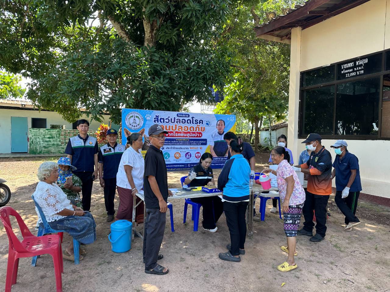 วันที่ 13 สิงหาคม 2569 เวลา 09.00 น. องค์การบริหารส่วนตำบลพระธาตุบังพวน โดยเจ้าหน้าที่กองสาธารณสุขและสิ่งแวดล้อม พร้อมด้วยคณะทำงานตามโครงการฯ ลงพื้นที่ปฏิบัติงาน ณ หมู่ 8 และหมู่ 9 ตามโครงการ "สัตว์ปลอดโรค คนปลอดภัย จากโรคพิษสุนัขบ้า" ตามพระปณิธานศาสตราจารย์ ดร.สมเด็จพระเจ้าน้องนางเธอ เจ้าฟ้าจุฬาภรณวลัยลักษณ์ อัครราชกุมารี กรมพระศรีสวางควัฒน วรขัตติยราชนารี ปีงบประมาณ 2569